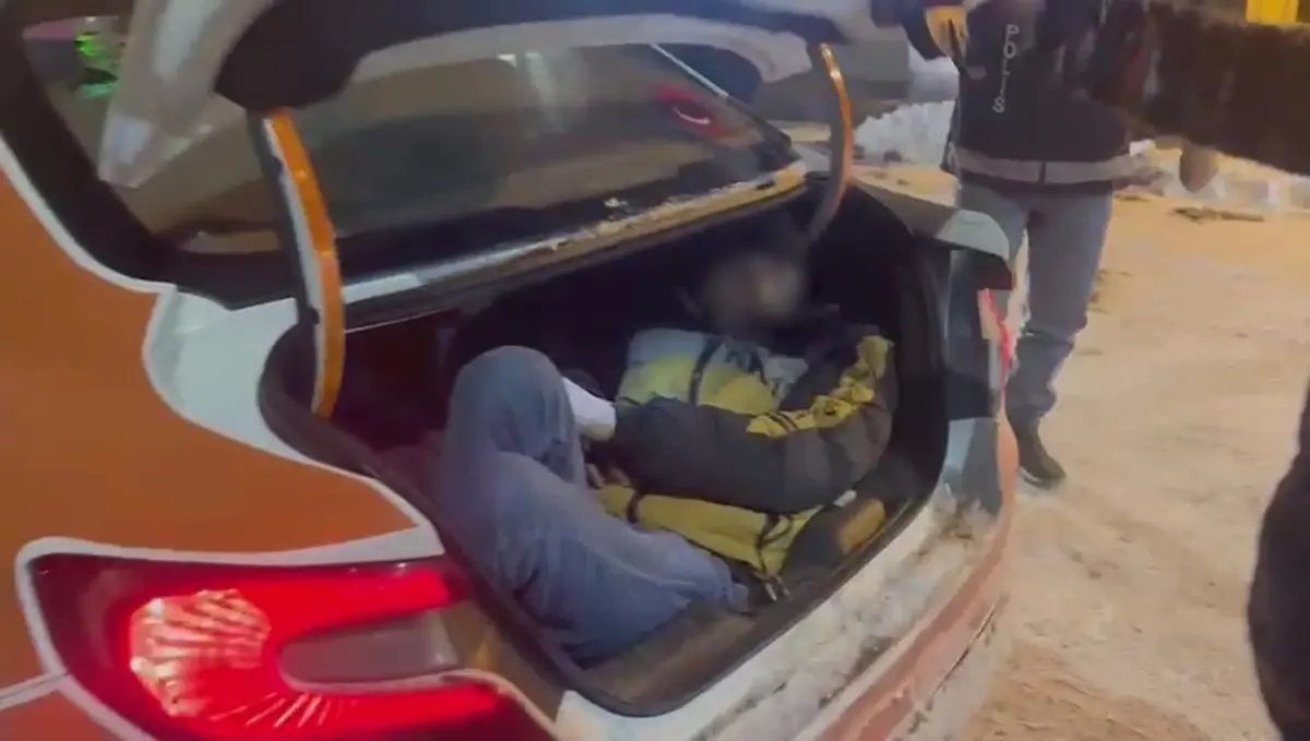 Kars'ta Taksi Bagajında Saklanan Kaçak Göçmenler Tutuklandı