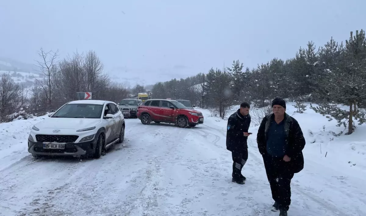 Posof'ta karla kaplı yolda TIR kaydı, karayolu trafiğe kapandı