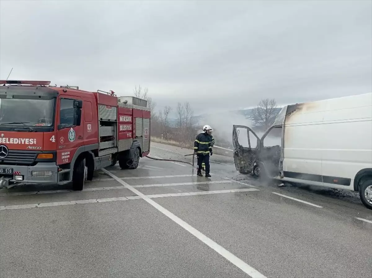 Niksar’da Seyir Halindeki Minibüs Yangın Yakaladı: Araç Kullanılamaz Hale Geldi