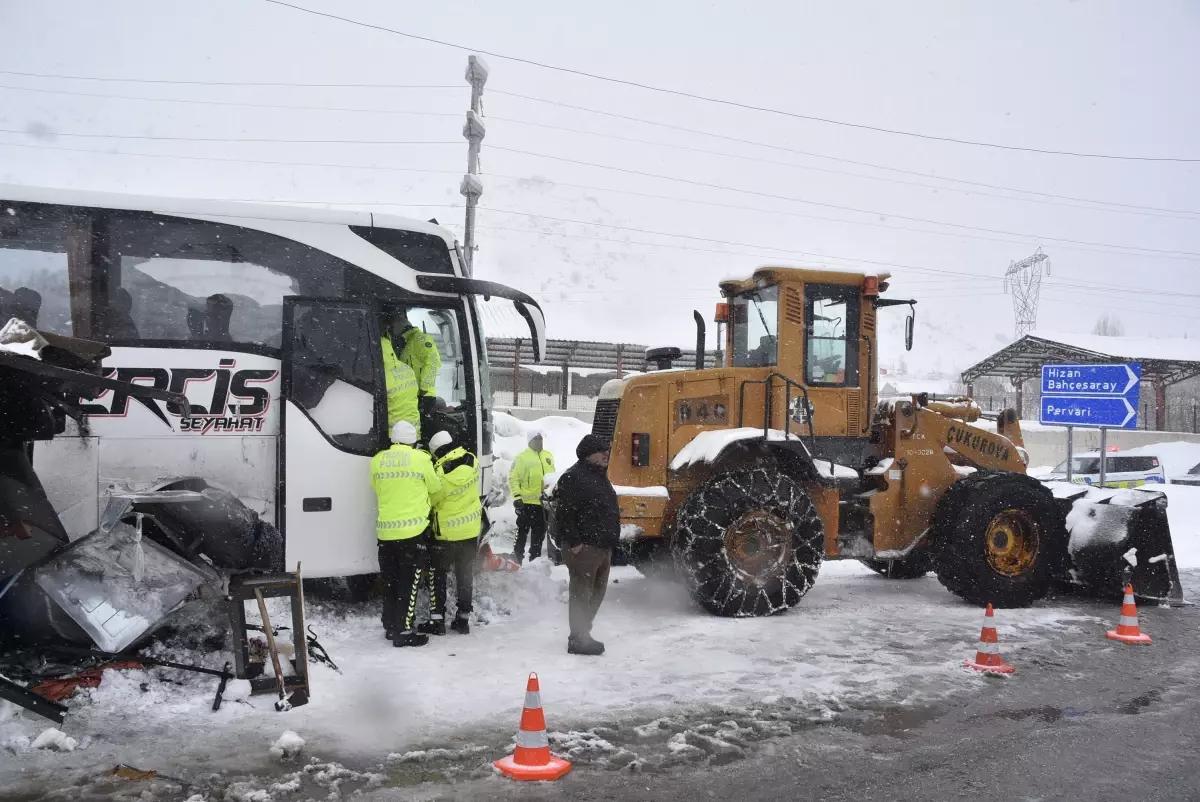 Bitlis'te Kontrol Noktasında Otobüs Çarpması: 4 Polis Memuru Hafif Yaralandı