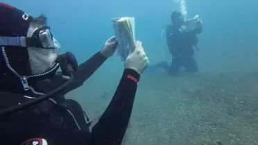 Antalya Dalgıçları Su Altında Kitap Okuyarak Ufka Yolculuk Yarışması'na Destek Verdi
