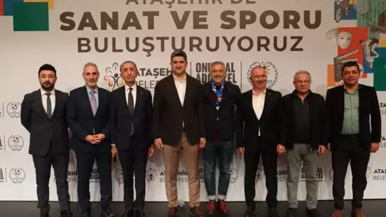Panelde konuşma yapan sanatçı ve sporcu