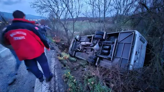 İvrindi'de İşçileri Taşıyan Midibüs Devrildi: 16 Kişi Hafif Yaralandı