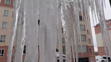 Bitlis çatıdaki dev buz sarkıtları