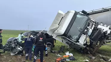 Edirne'de Trafik Kazası: Hafif Ticari Araç ve Tır Çarpıştı, 1 Ölü, 1 Yaralı