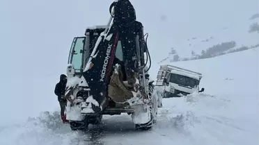 Elazığ’da Yoğun Kar Nedeniyle Mahsur Kalan Araçlar İl Özel İdaresi’nden Hızlı Kurtarma Operasyonu