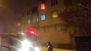 Yangın sonrası apartmanda duman içinde kalan odalar