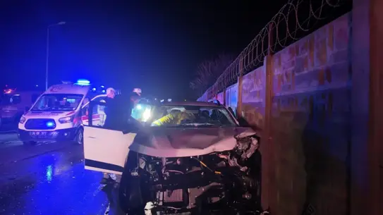 Foça’da İki Araç Çarpıştı: 6 Yaralı, 2’si Ağır Durumda