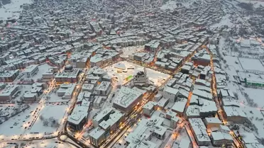 Bingöl'ü Beyaz Bir Battaniye Sarıyor: Yoğun Kar Yağışı Şehri Dönüştürdü