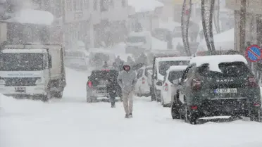 Karlıova’da Yoğun Kar Yağışı Şehir Hayatını Felç Etti