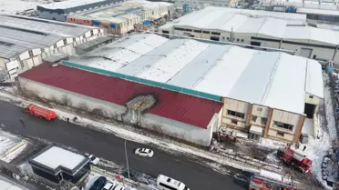 Yangın sonrası söndürülmüş mobilya fabrikası