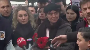 Anma töreni kalabalığı