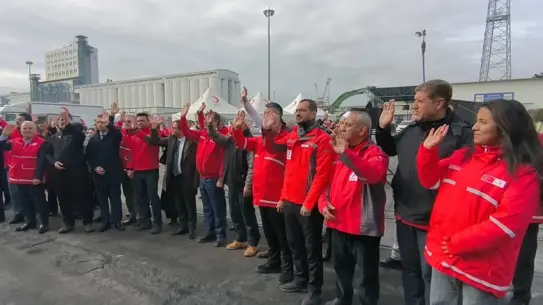 İyilik Gemisi'nde yüklü yardım paketleri