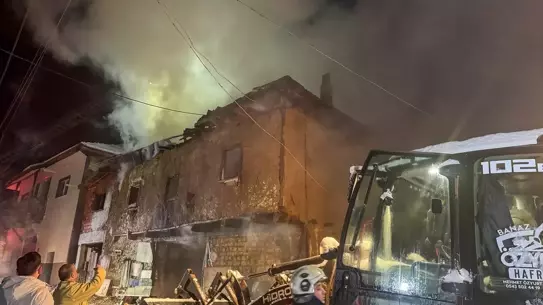 Banaz'da Çıkan Yangın Çiftin Duman Zehirlenmesine Yol Açtı