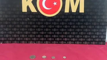 Bulunan tarihî sikkelerden birinin yakın plan fotoğrafı