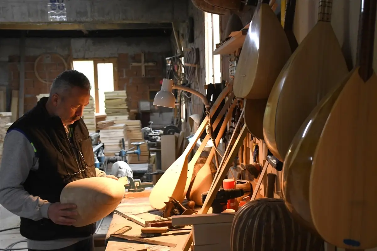 Bağlama Ustası Canan Horuz: Geleneksel Enstrümanı Genç Nesillere Aktarıyor