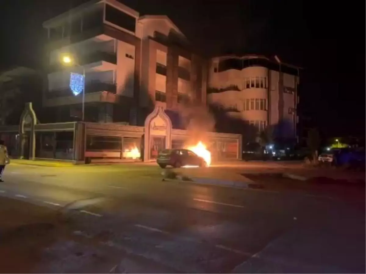 Manavgat'ta Arızalı Araç Itme Çabası Yangına Dönüştü, Sürücü Alkollü Çıktı