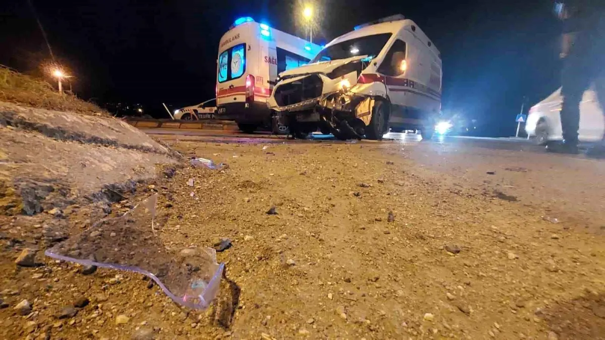 Sakarya'nın Akyazı İlçesinde Ambulans ve Otomobil Çarpıştı: 1 Yaralı