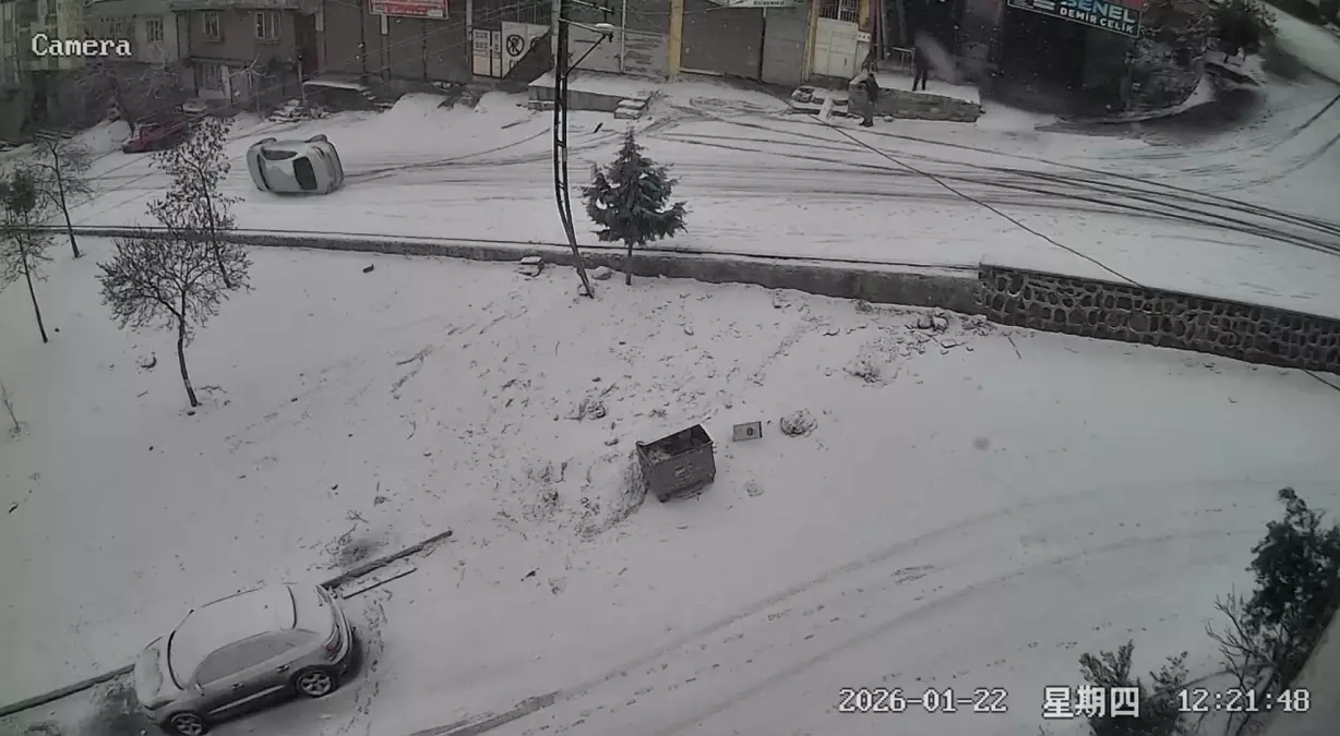 Gaziantep’te Kar Yağışı Nedeniyle Otomobil Duvara Çarparak Devrildi, Sürücü Yaralandı