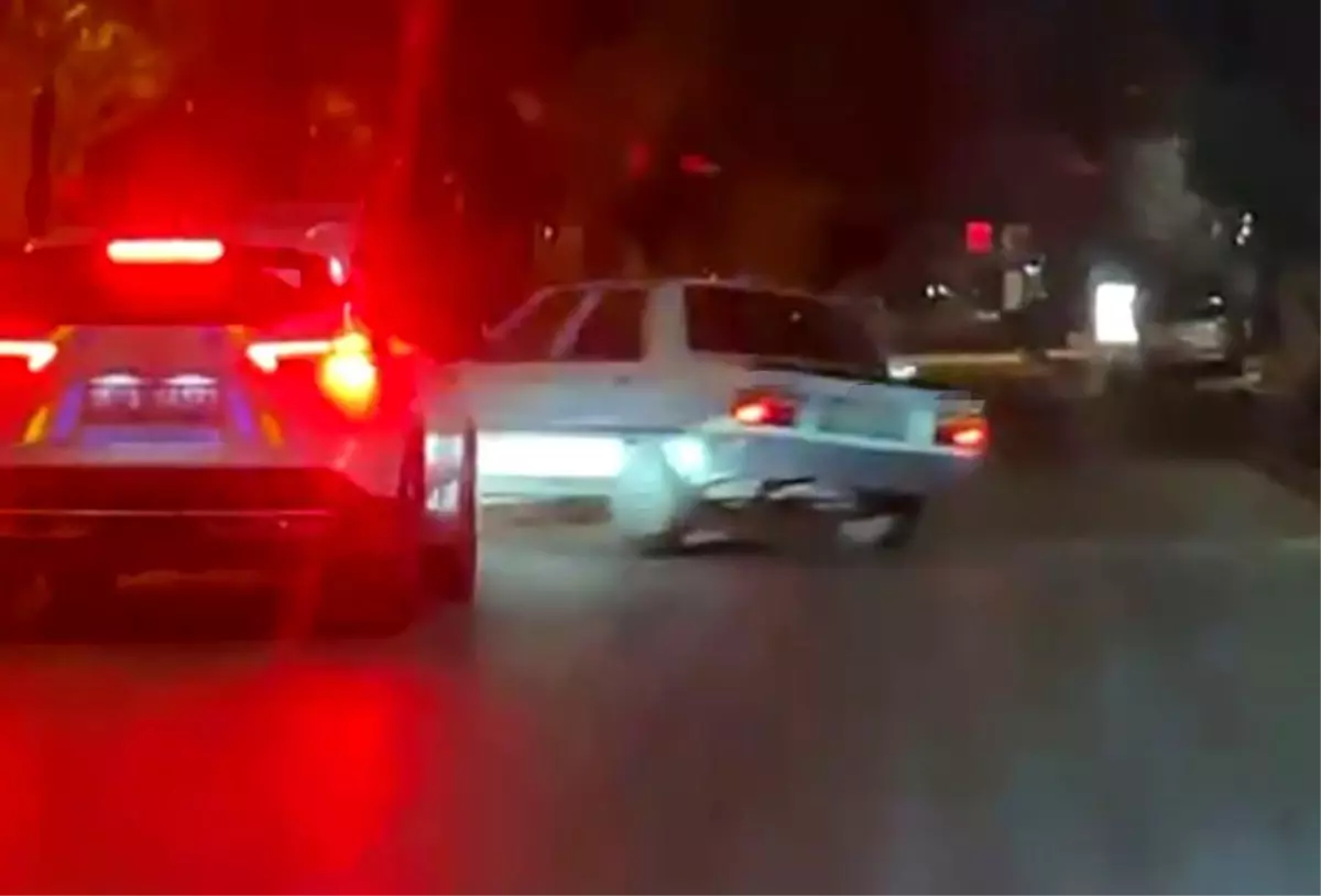 İzmir’de Polis Uyarısını Göz Ardı Eden Sürücü Kazayla Yakalandı
