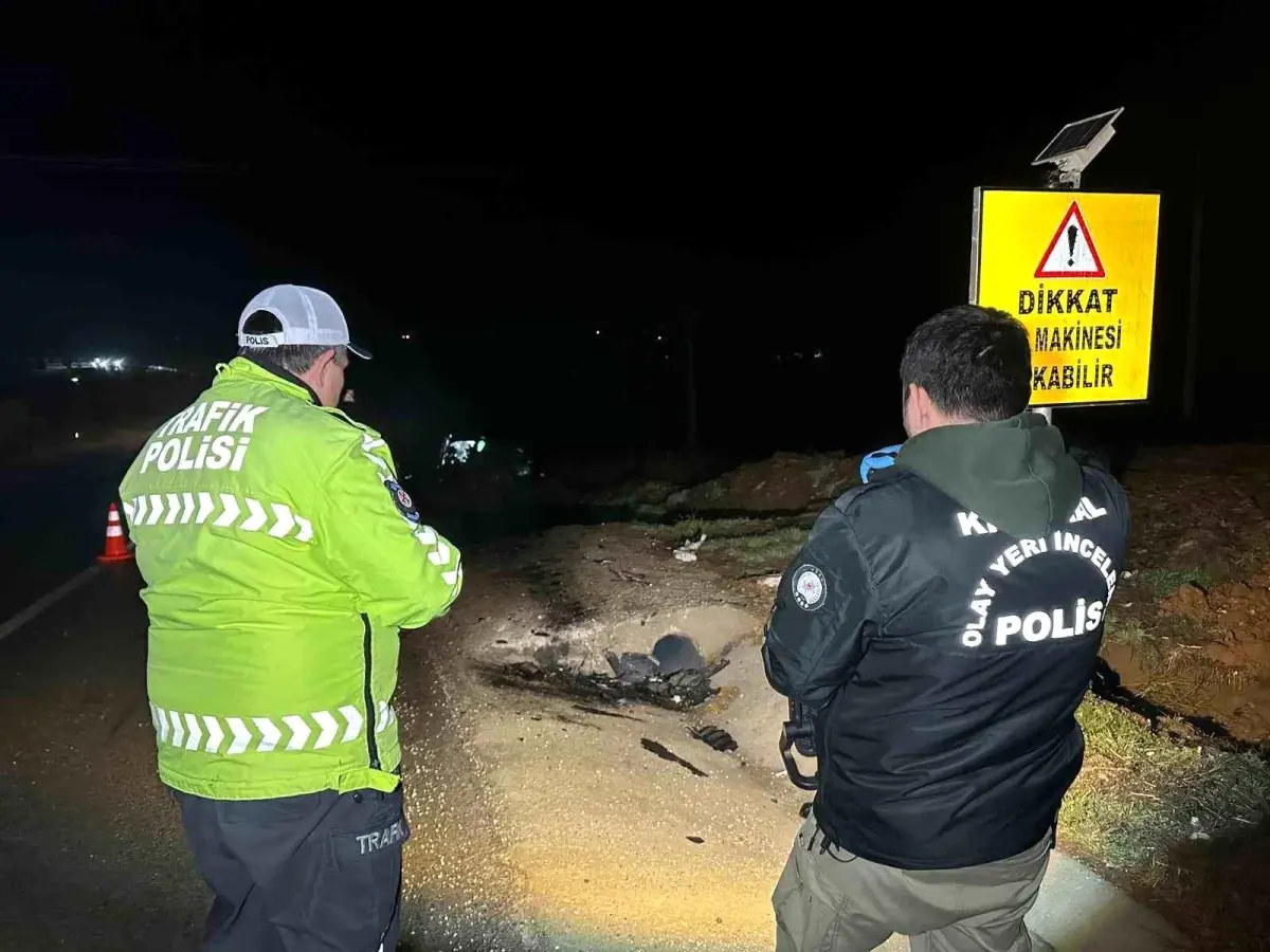 Uşak'ta Şarampole Devrilen Otomobil Kazası: 1 Kişi Hayatını Kaybetti, 3 Yaralı