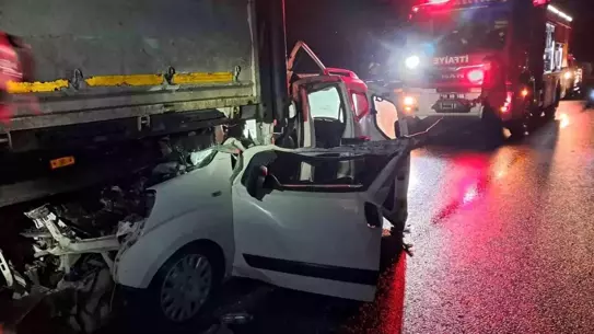 Balıkesir'de Otomobil Tıra Çarptı: Sürücü Yaralı Oldu