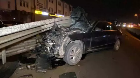 Kocaeli'de Şok Kaza: Sürücü Yaralanmadan Otomobil Bariyere Çarptı