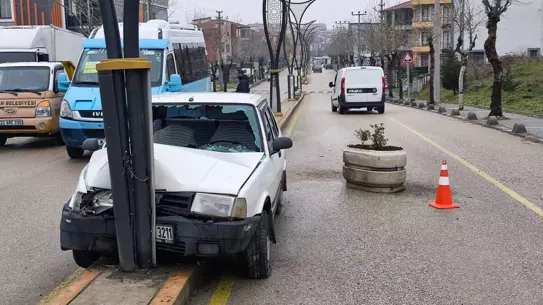 Keşan’da Direksiyon Kaybı Nedeniyle Otomobil Kazası: 2 Yaralı