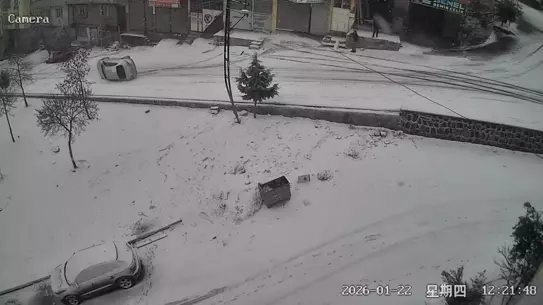 Kaza anında otomobilin duvara çarpması