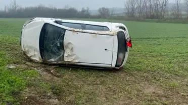 Kırklareli Pınarhisar’da Yağışlı Havada Kontrolden Çıkan Araç Tarla İçine Sürüklendi