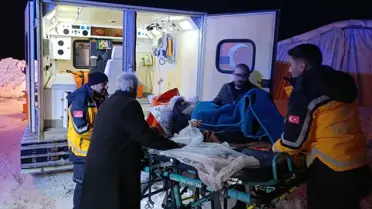 Kapalı Yolda Paletli Ambulansla Hızlı Müdahale: 77 Yaşındaki Hastaya Yardım Ulaştı