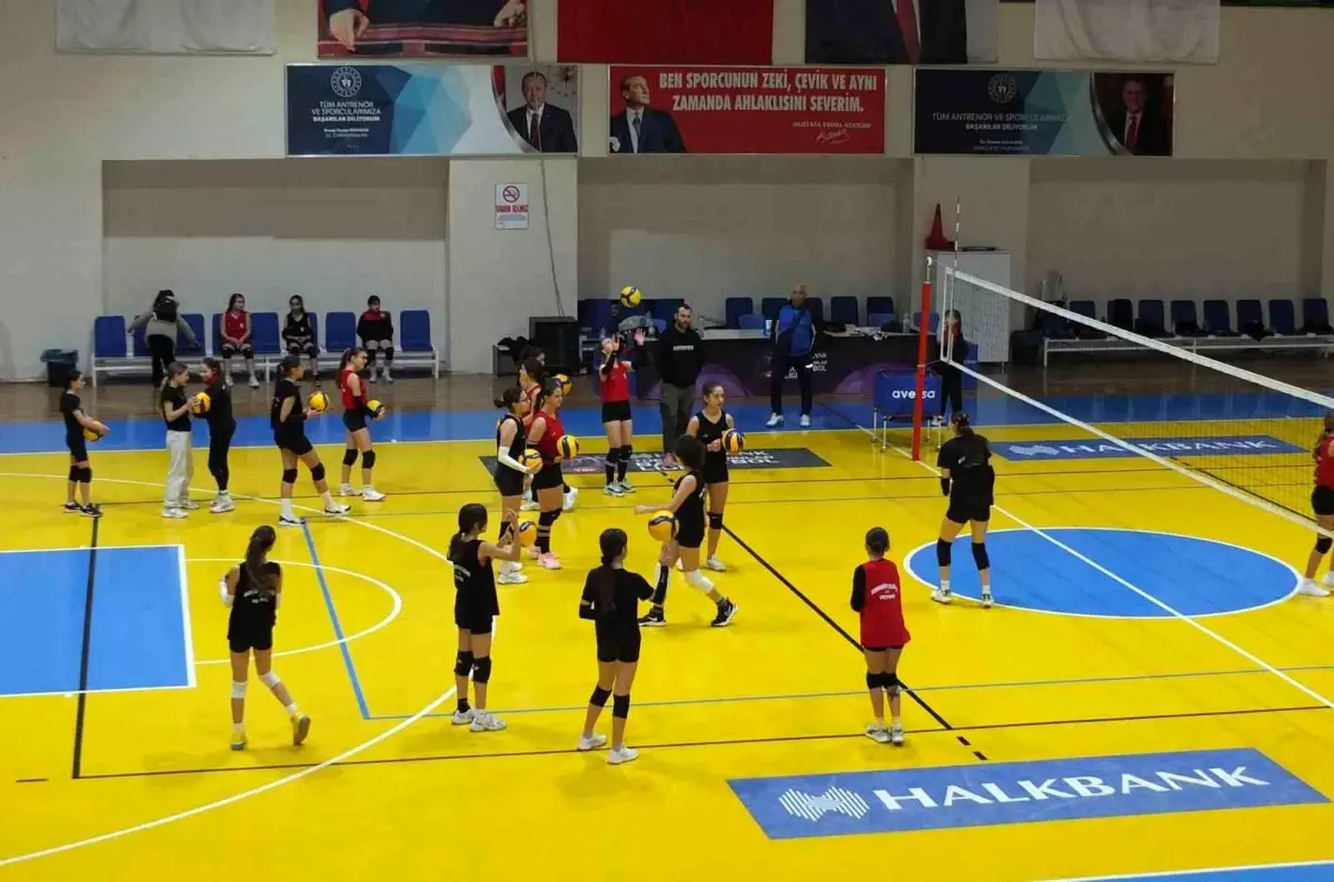 Burhaniye'de Kış Spor Okulları 1400 Öğrenciyi Ağırlıyor, Voleybol Kursu Şaşırtıcı İlgi Görüyor