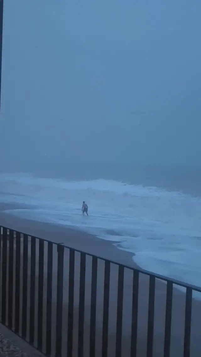 Dev dalga kıyıya çarpıyor