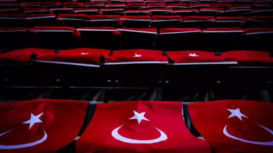 EuroLeague maçından bir kare, salonun bayraklarla süslenişi