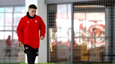 Sivasspor, Karla Mücadele Eden Kapalı Saha Antrenmanlarıyla Amed Maçına Hazırlanıyor