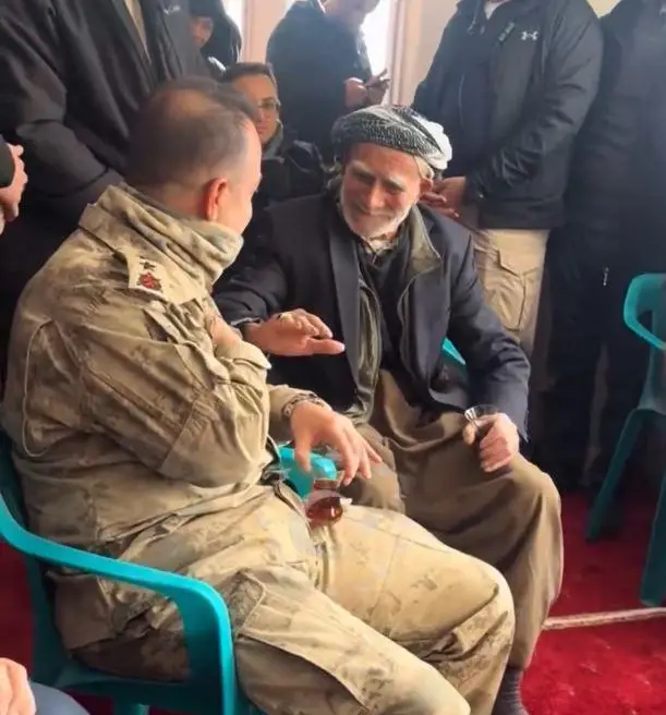 Vali ve aşiret liderleri yüzük takarken