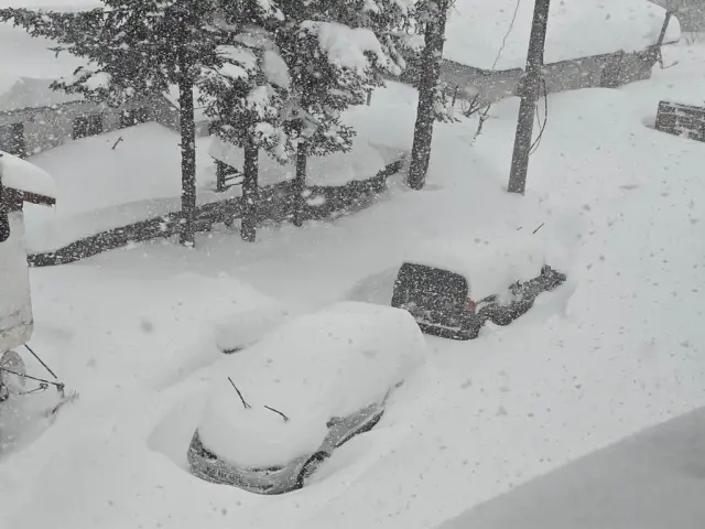 Beyaz kar altında bir kar motoru