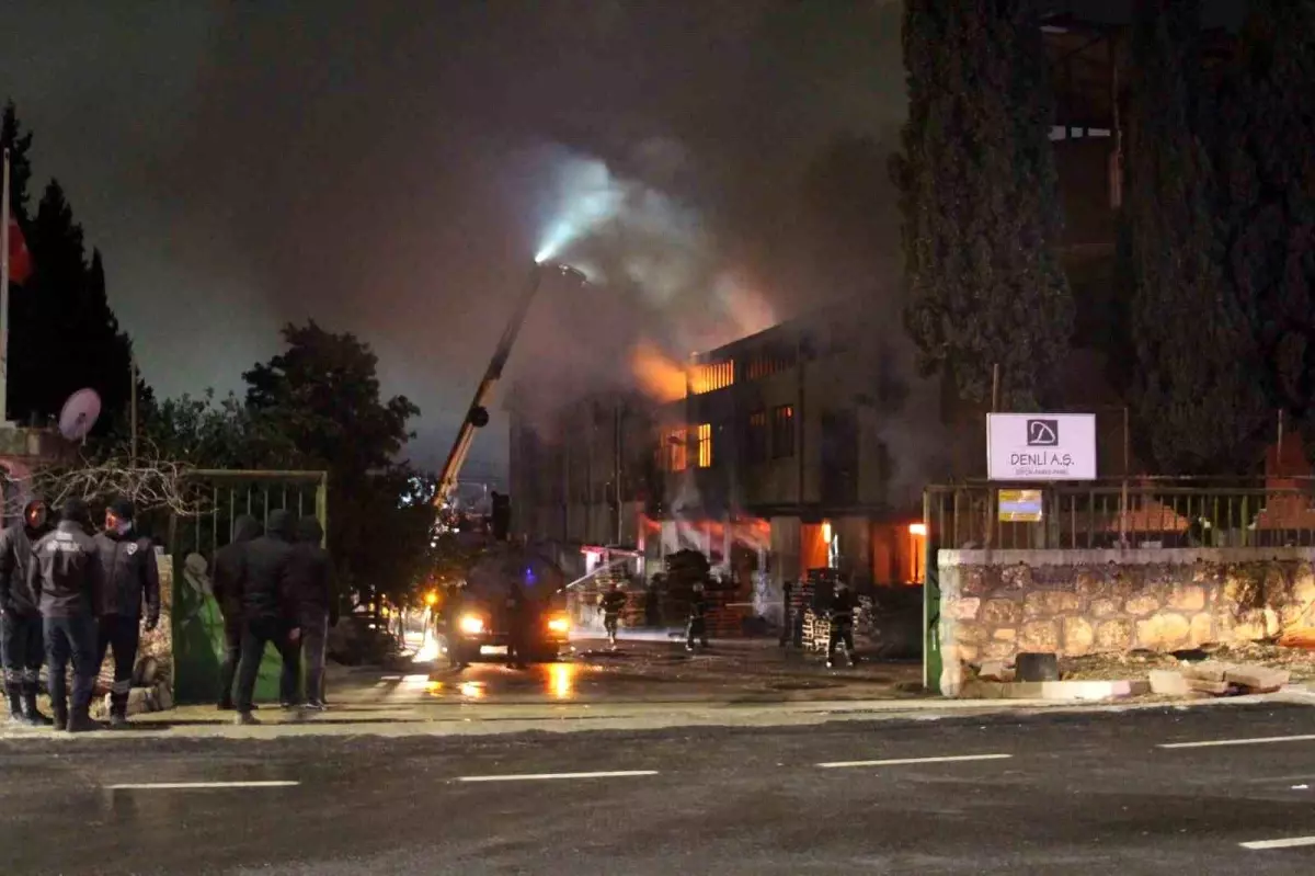 Yangın sonrası duman yükselen fabrika