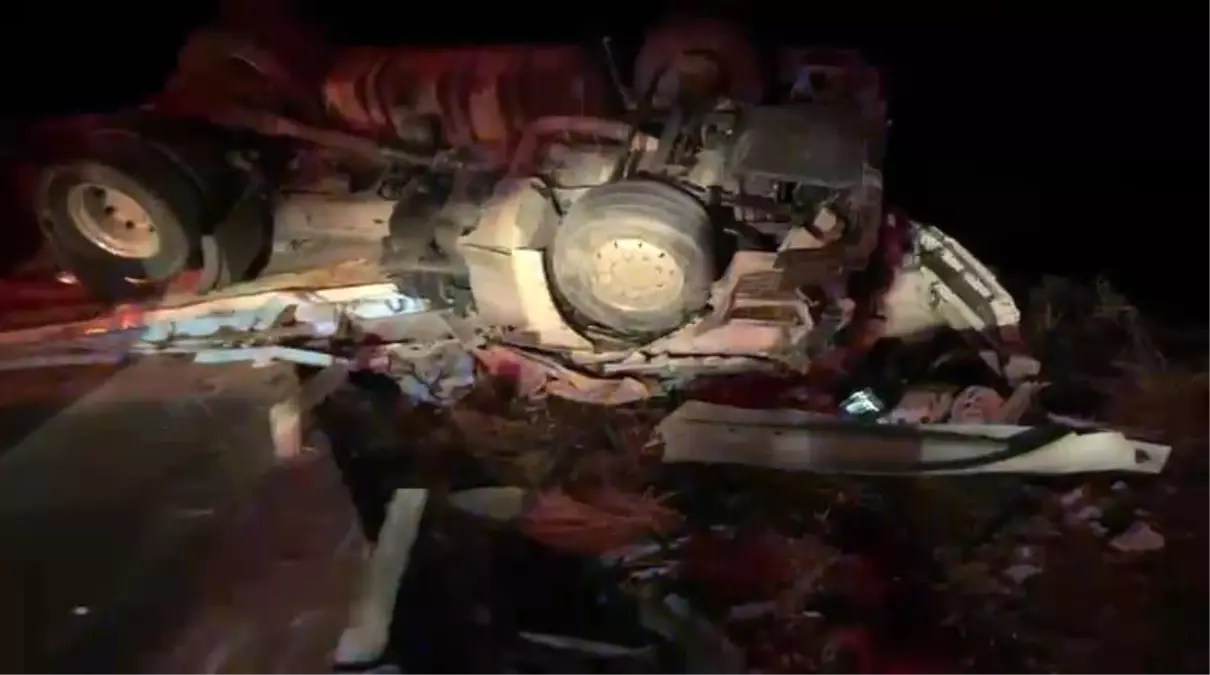 Kazada devrilen tırın fotoğrafı