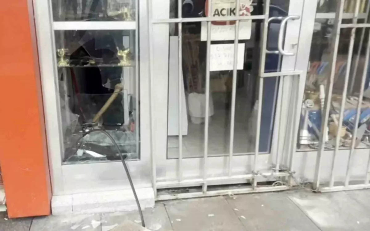 Aksaray’da Bıçakçı Dükkanının Camı Kırıldı, Binlerce Liralık Bıçak Çalındı