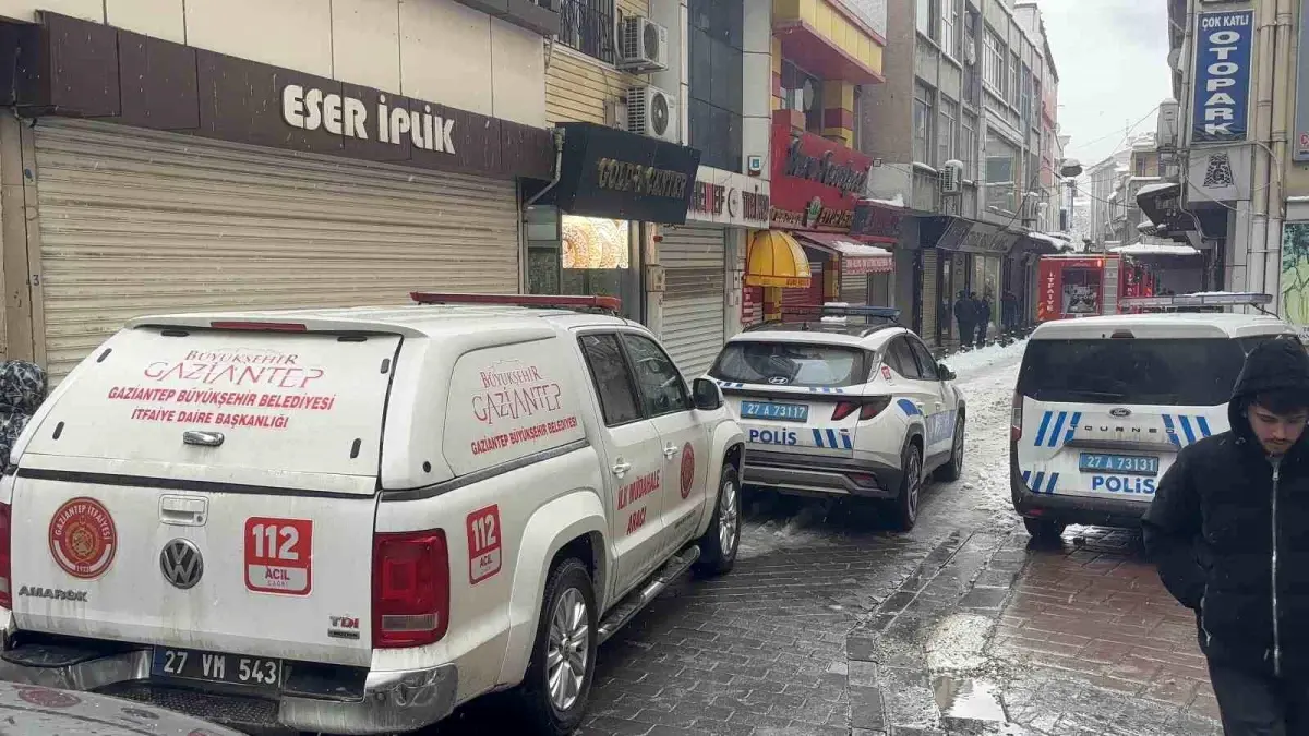 Gaziantep'te Depo Yangını: 6 Kişi Dumanla Etkilendi, 2 Yaralı Ağır Durumda