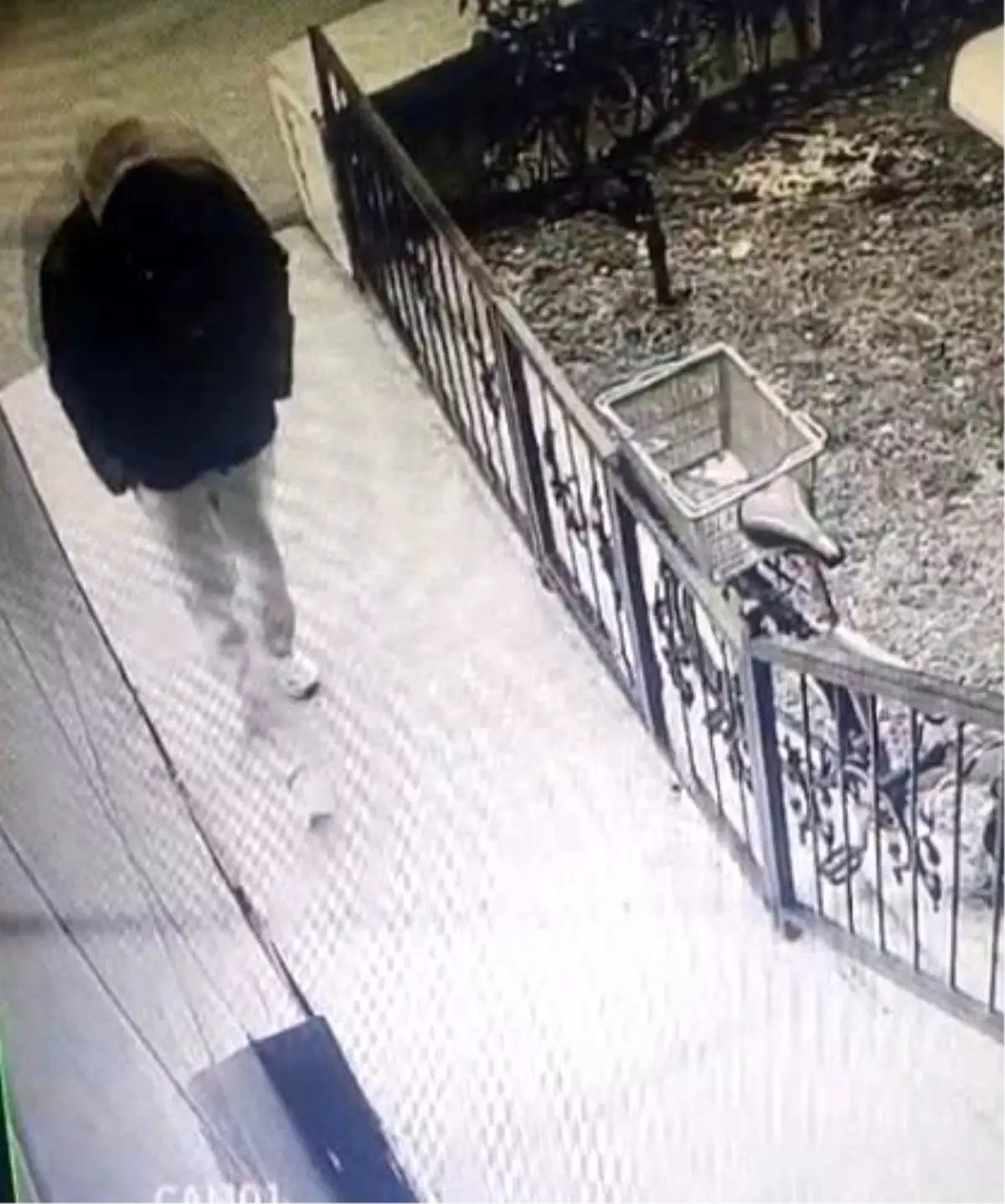 Kütahya Meydan Mahallesi'nde Güvenlik Kamerası Bisiklet Hırsızlığını Belgeler