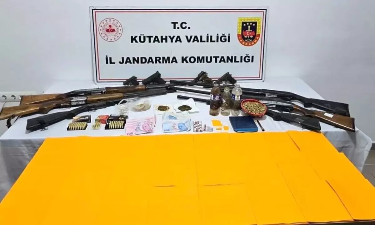 Kütahya Simav’da Polis, Uyuşturucu ve Silah Operasyonu Sonrası 14 Şüpheliyi Gözaltına Aldı