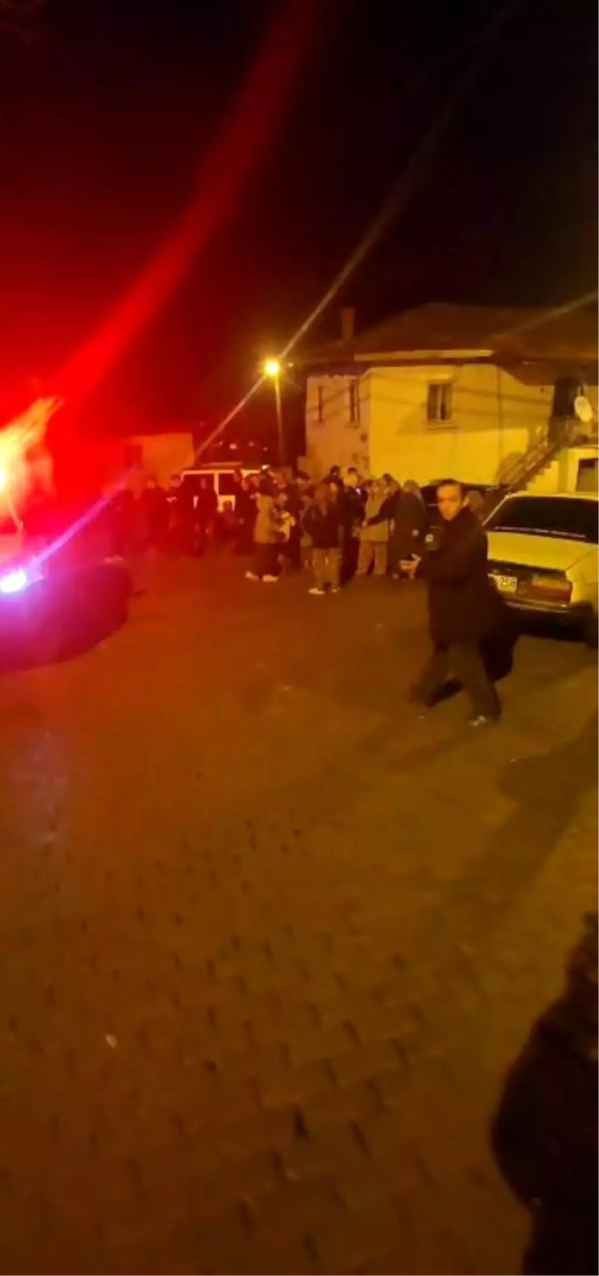 Işıklar Mahallesi'nde deprem sonrası evlerini terk eden sakinler