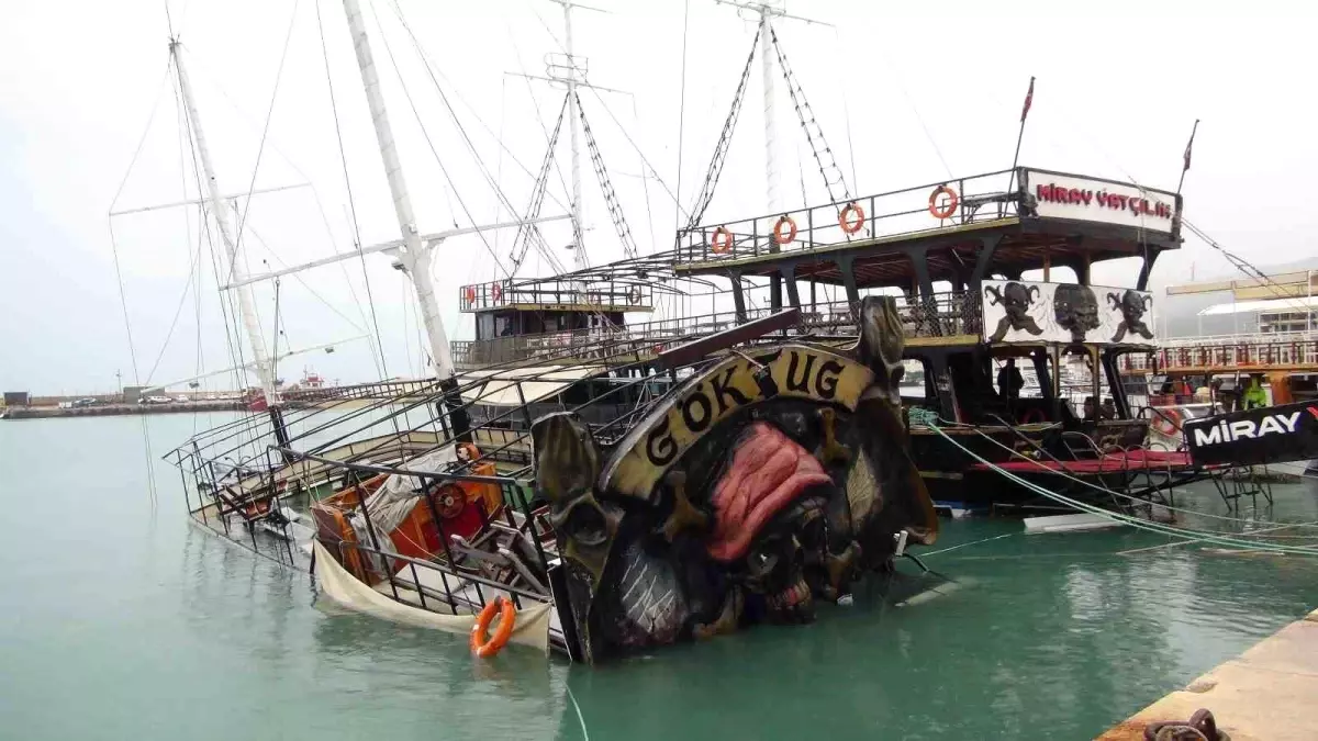 Silifke’de Şiddetli Fırtına Gezi Teknesini Batırdı