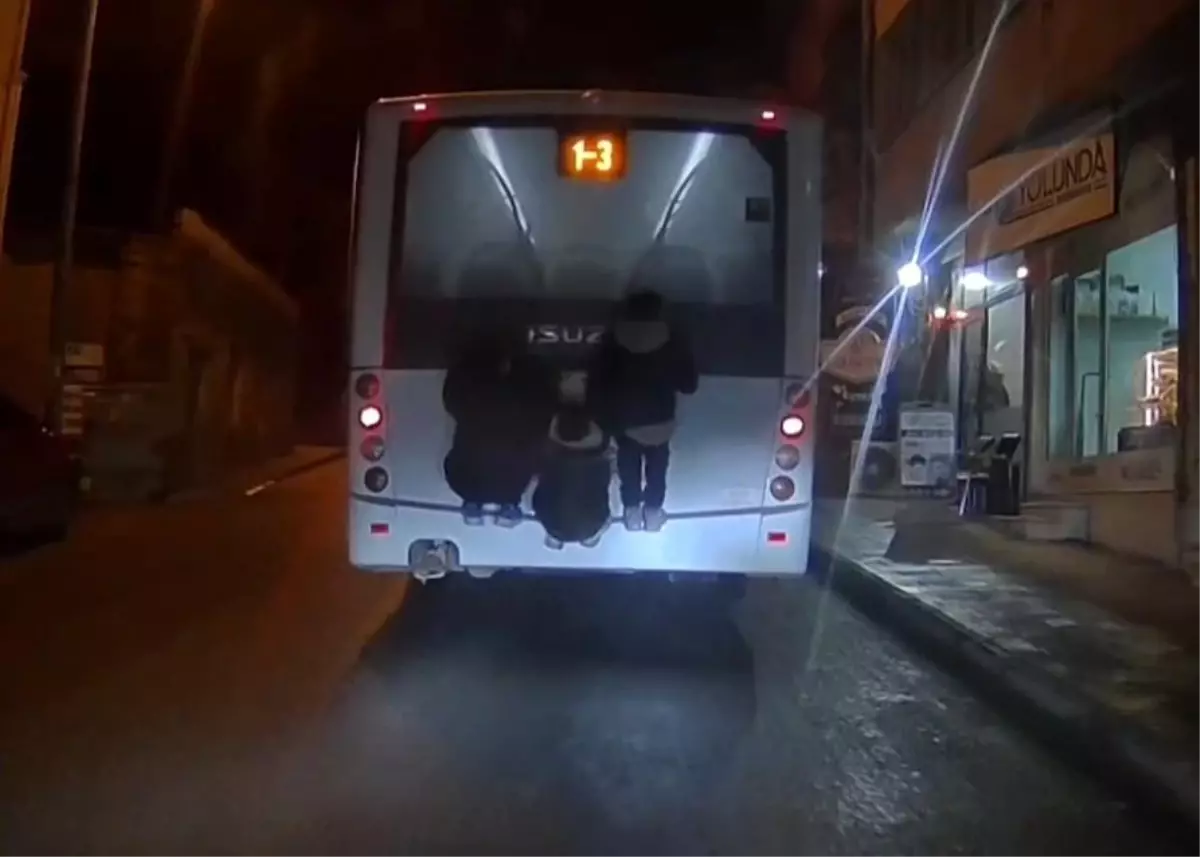 Tekirdağ’da Çocuklar Otobüsün Arkasından Asılarak Tehlikeli Yolculuk Yaptı
