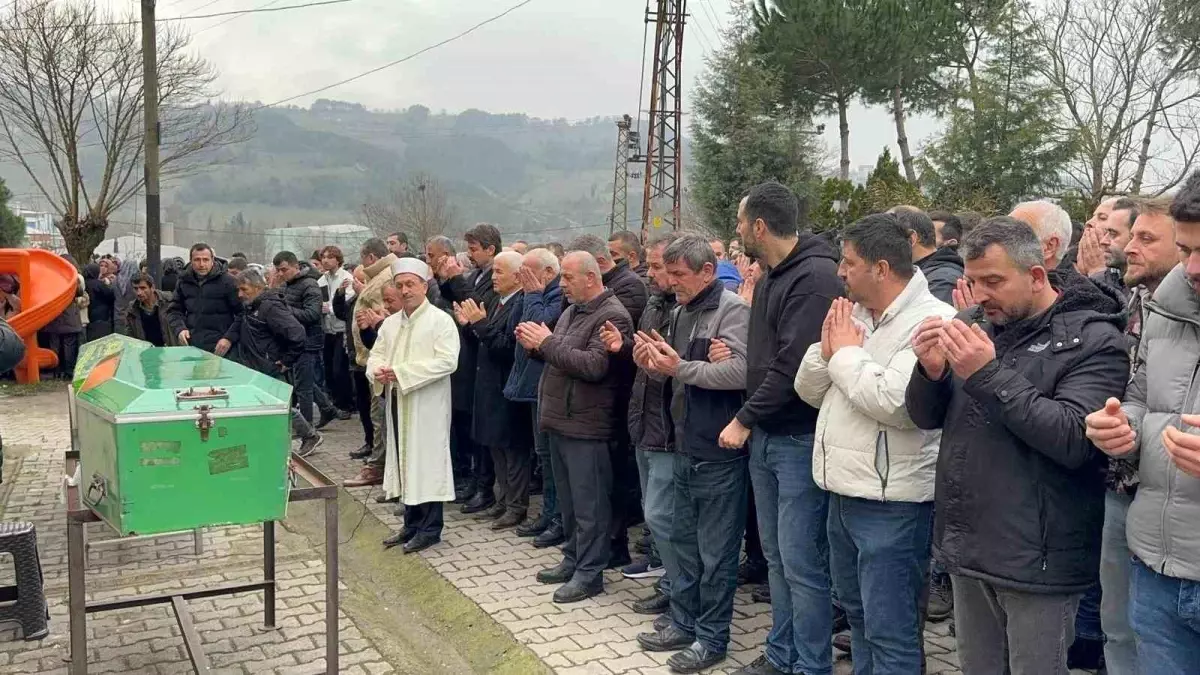 Ereğli'de Arkadan Çarpan Otomobil, Tıra Gibi Saplanarak İki Genç Hayatını Kaybetti