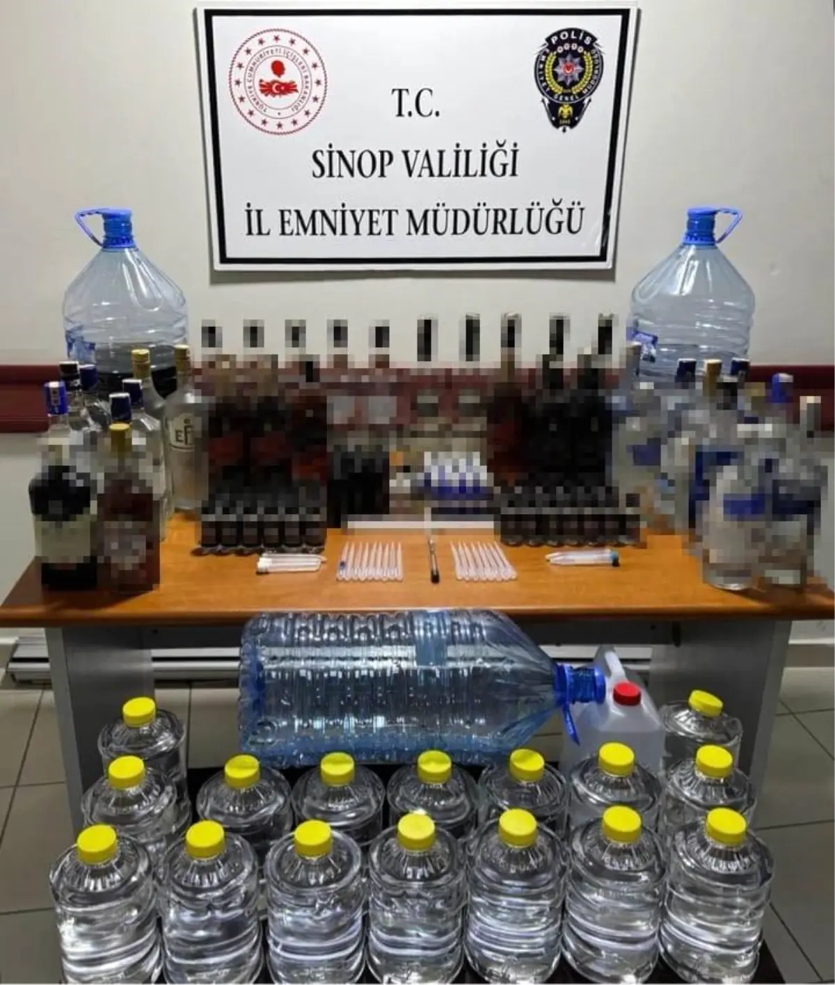 Sinop’ta Kaçak Alkol Operasyonu: Yüzlerce Litre Sahte Ürün Ele Geçirildi