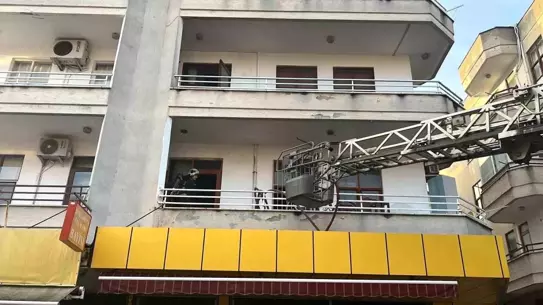 Alanya'da 3 Katlı Bina Yangını Hızla Söndürüldü
