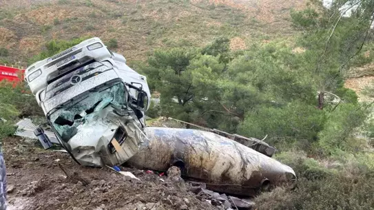 Datça’da Virajı Kaçıran Tır Devrildi, Sürücü Hastaneye Kaldırıldı